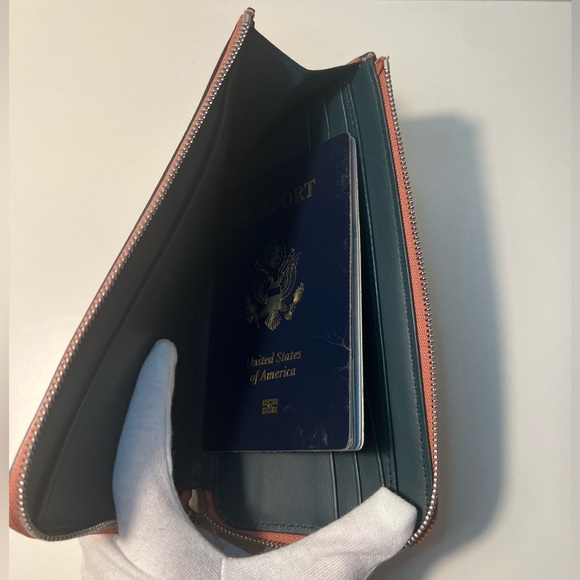 Burberry Marais Abbey Two Tone Leather Zippy Ziparound Wallet Passport Holder - Picture 16 of 16